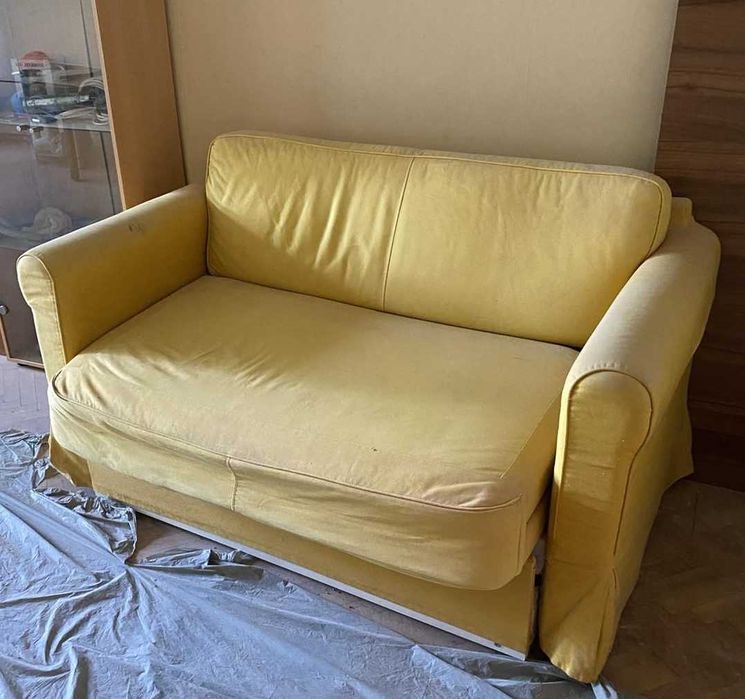 Жълт разтегателен диван от IKEA