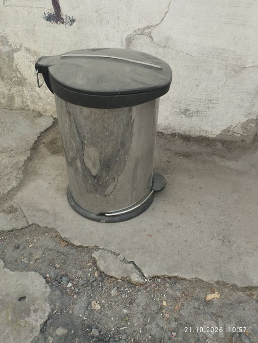 металлическая урна с педалю.рабочий