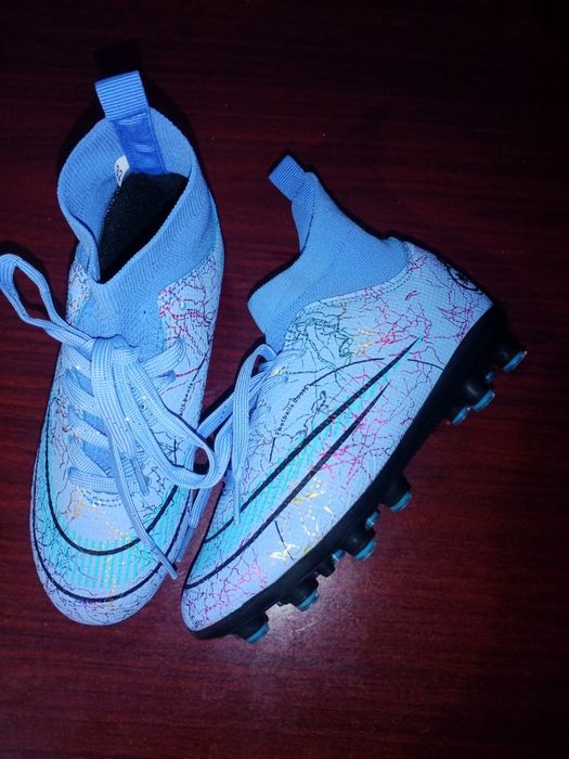 sport oyoq kiyimi butsi