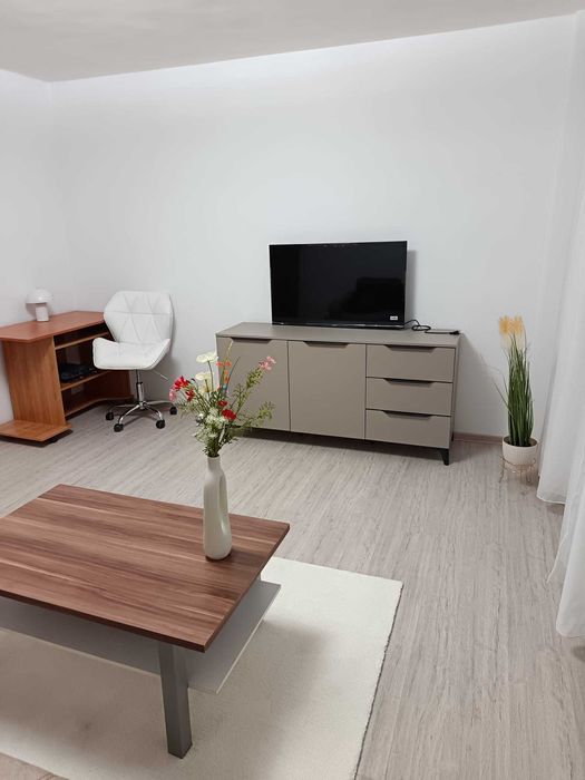 Ultracentral, Piața Victoriei, închiriez garsonieră de 32 mp, chiria este de 320 euro