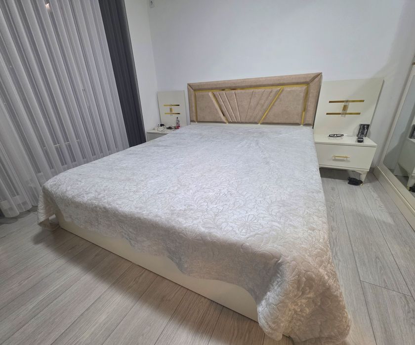 Продава се Спалня със Матрак и Нощни Шкафчета