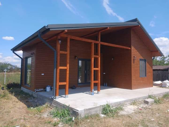 Vindem case mobile cu o baie bucătărie și living