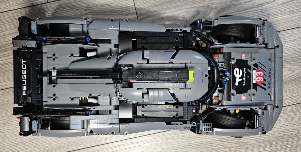 Machetă LEGO Peugeot 9x8 Hypercar Hybrid,  24h Le Mans