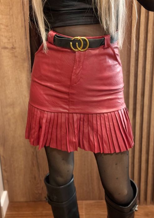 Кожена пола в бордо цвят