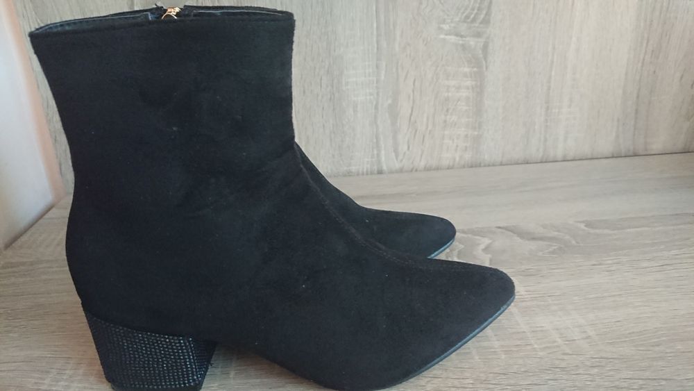 Елегантни дамски боти