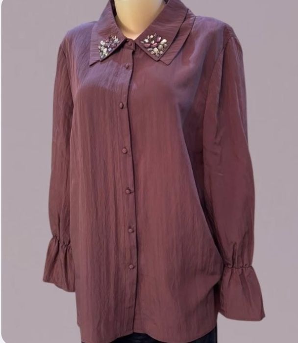 В продаже блузка 50-52  размеров