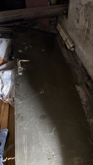 Продам входную железную дверь 15000 тг самовывоз с майкудука