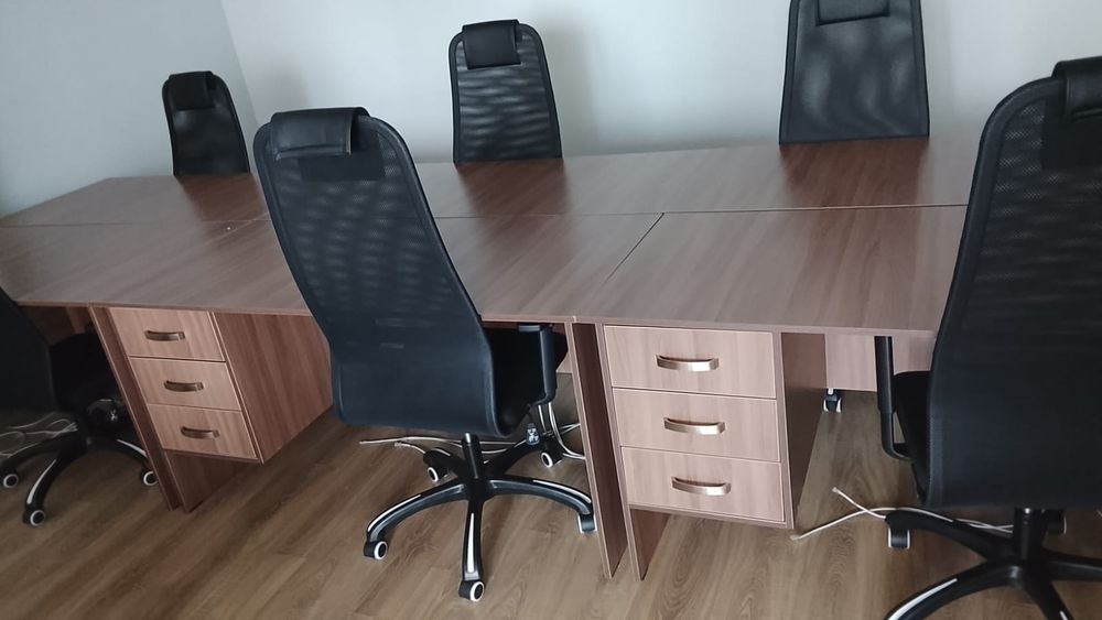 Продаются офисные кресла и столы