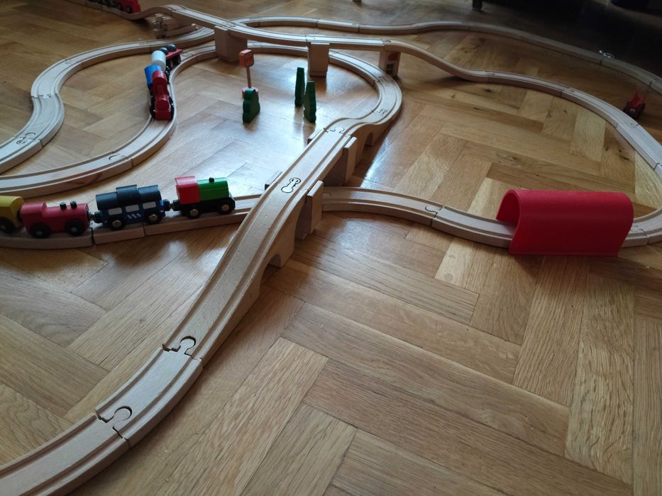 Влакове с релси дървени