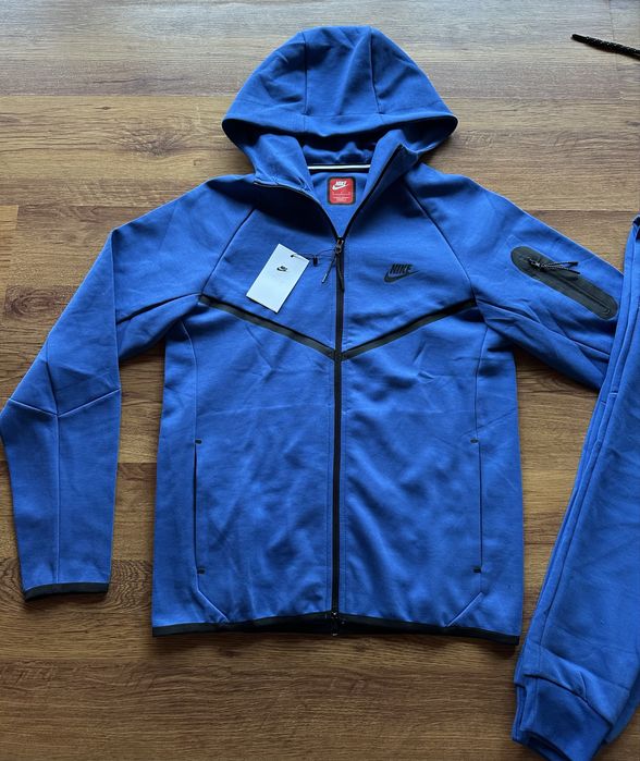 Мъжки,памучен екип Nike в тъмно синьо с активен заден джоб на долнищет