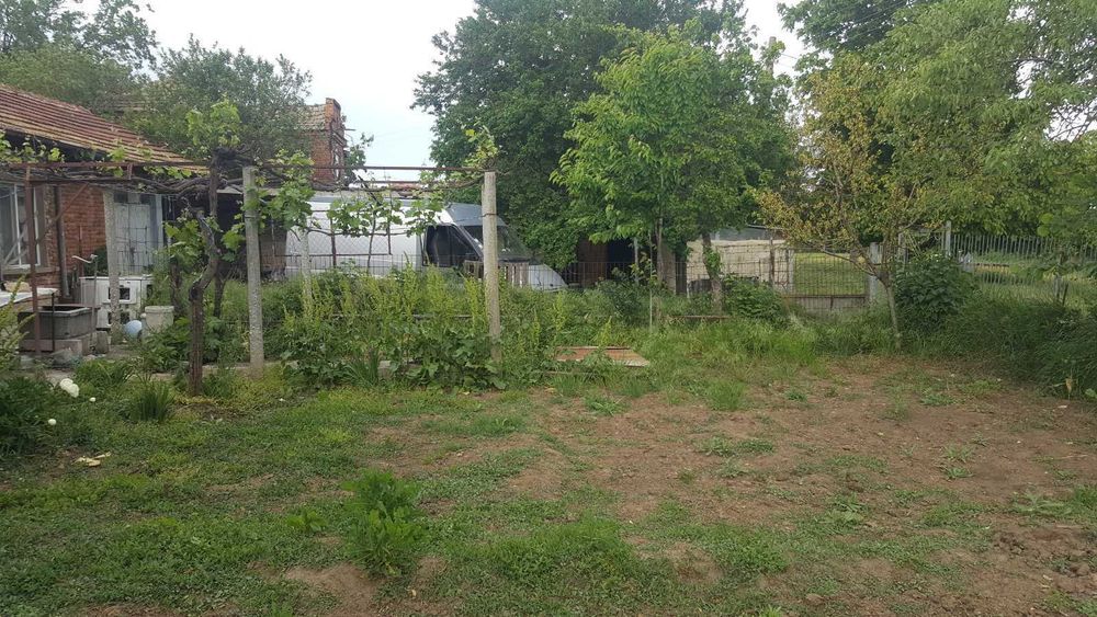 Продавам къща с двор в село червенци