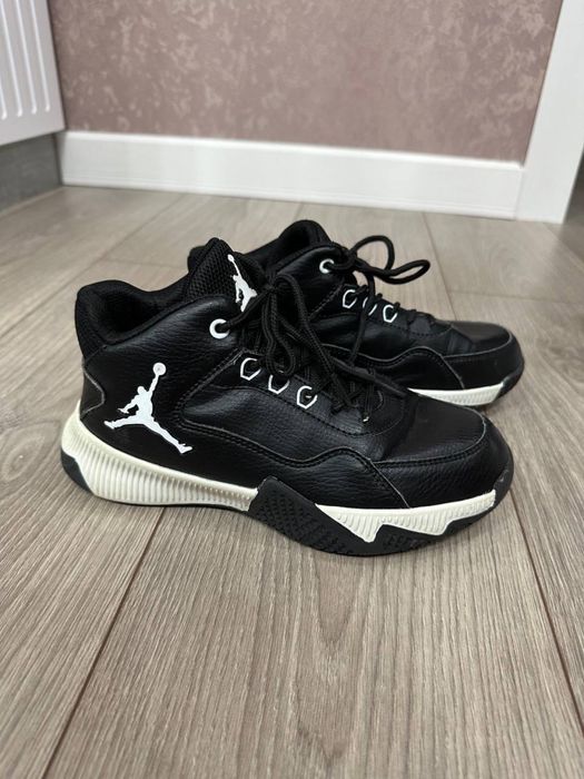 Продаются кроссовки.