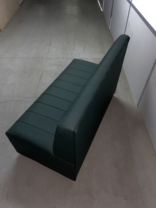 Диван зеленый в офисном стиле