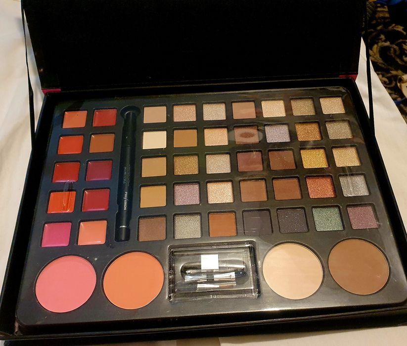 Trusa profesionala de machiaj