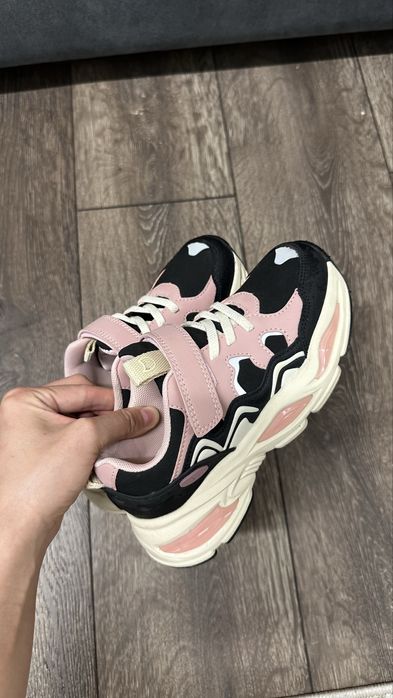 Кроссовки на весну новые