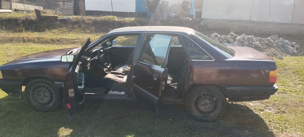 Ауди 100 в хорошем состояние