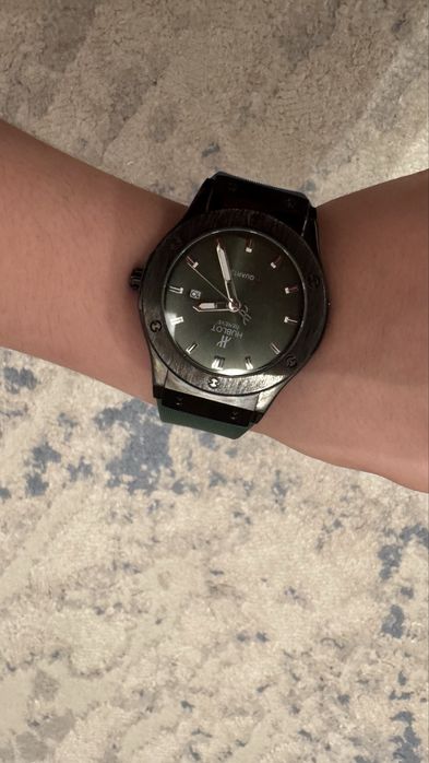 Часы Hublot почти новые продам срочно
