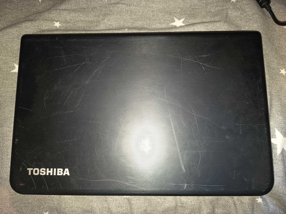 Laptop Toshiba Satellite C70d, quad core AMD A4 5000, video radeon HD8330, display mare 17,3 inch, 4gb ram