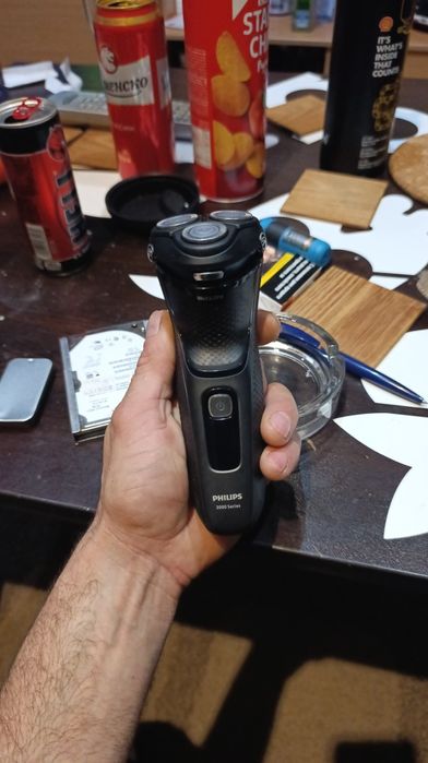 Продавам сешоари и машинки за бръснене и подстригване.