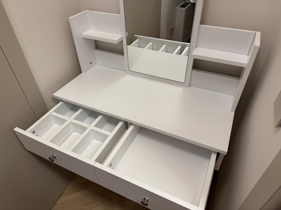 Тоалетка със шкафчета, огледало и рафтове