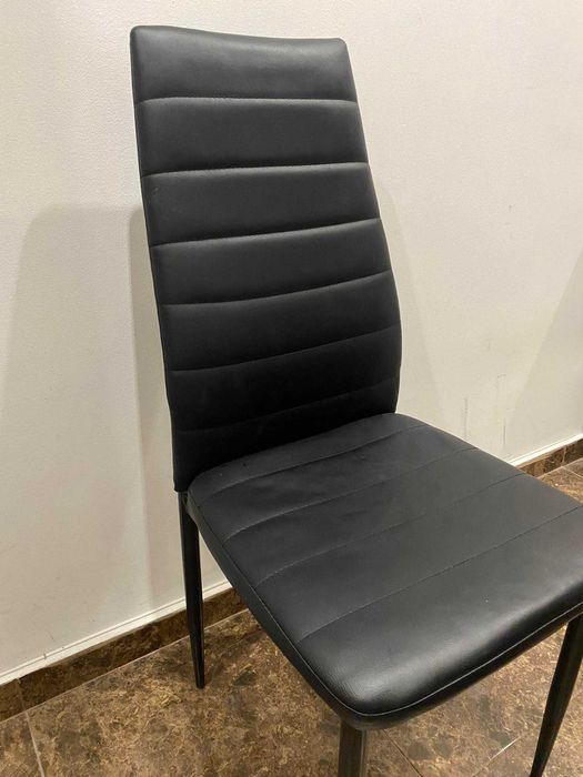 Стол - изкуствена черна кожа