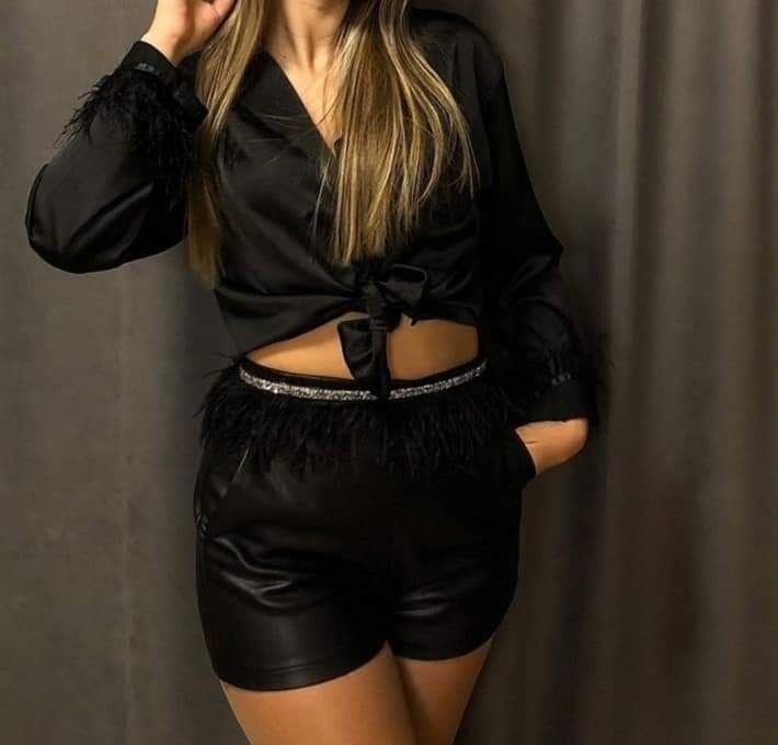 Колани с пера и камъни