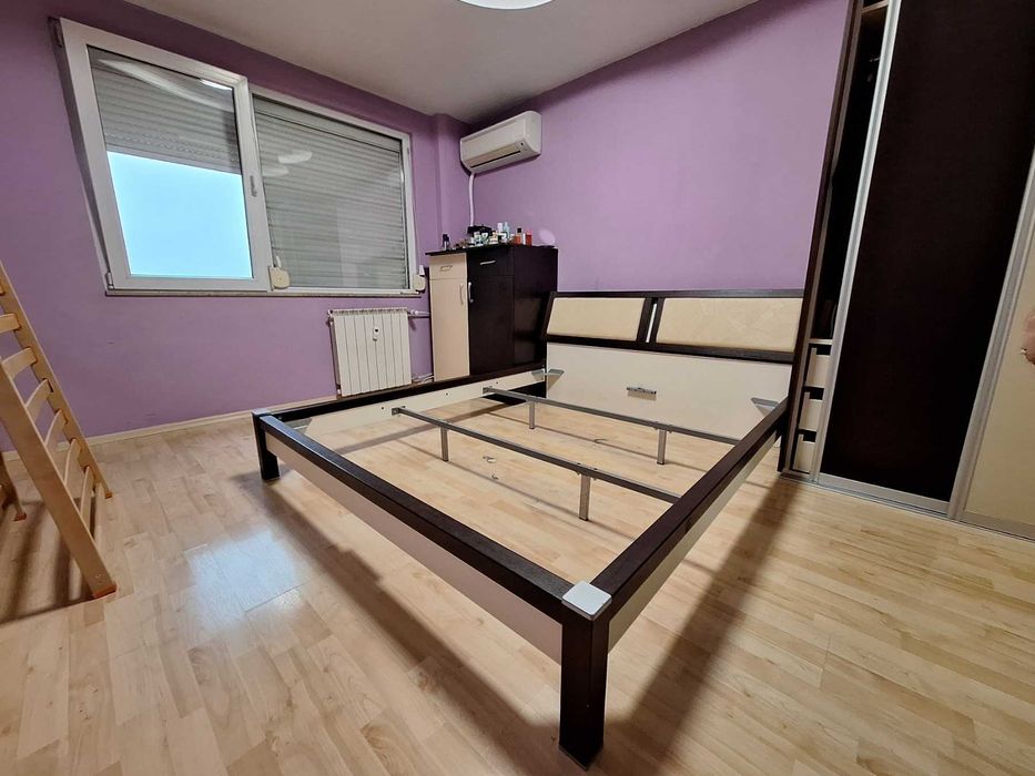 Спалня с подарък под матрачни рамки