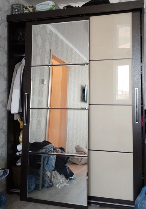 Продам шкаф на колесиках