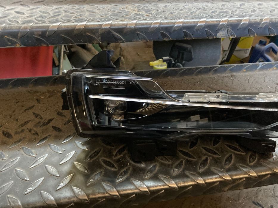 Десен халоген Tesla 3. 2017-2023. Дневна светлина.