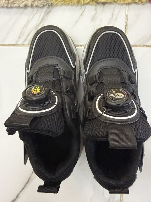 Pantofi skare/ adisasi cu roti.