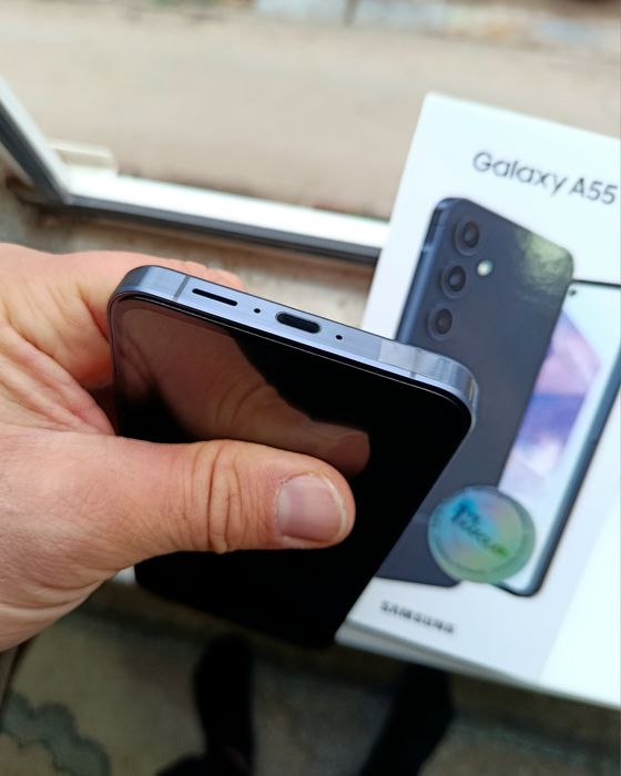 Продам Samsung A55 8/256Гб как новый полный оригинал комплект