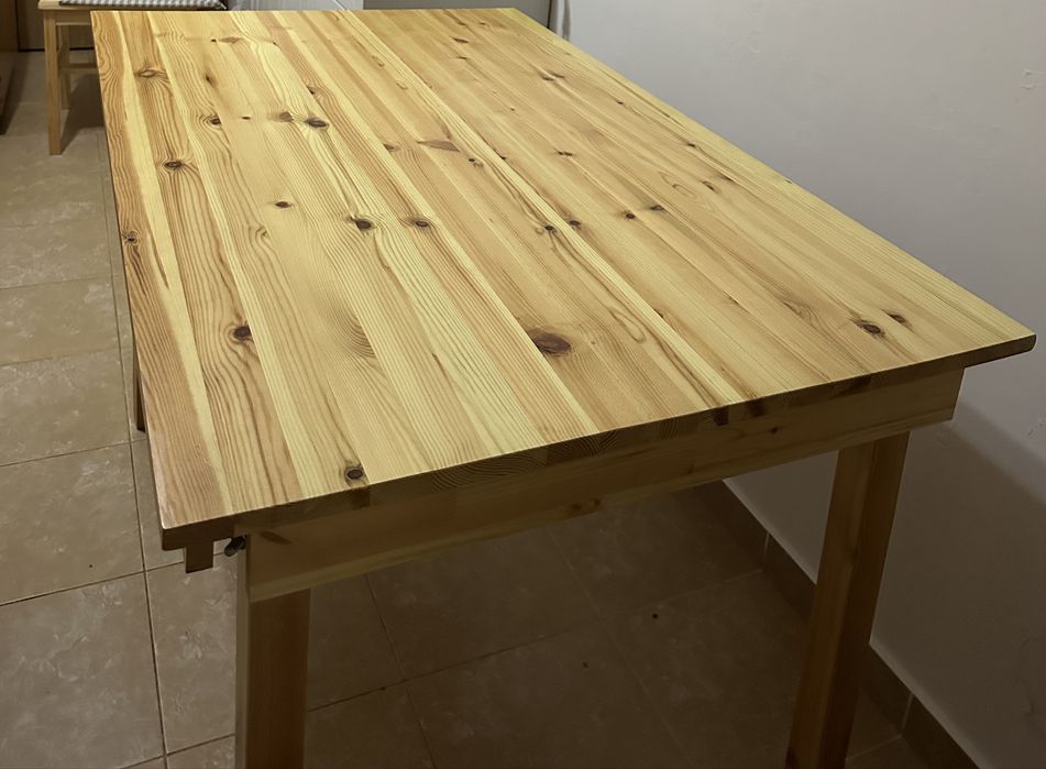 Masa de bucatarie si patru scaune