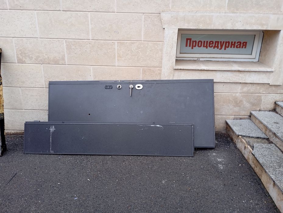 Двери железные двойные