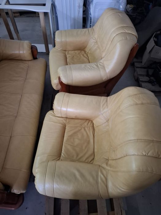 Vand  set living canapea cu 2 fotolii din piele naturala si masuta