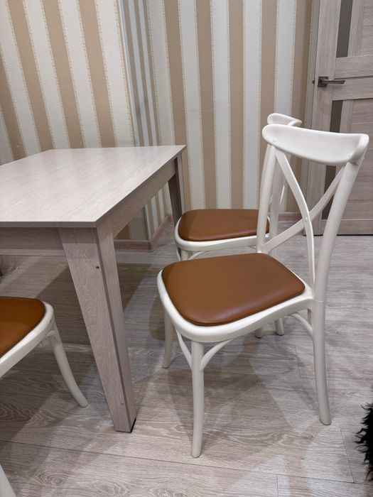 Стол обеденный ,крепкий