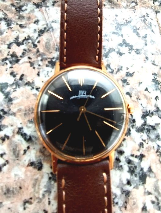 Ceas de mână vintage Poljot Luch De Luxe model rar,ultra-slim cu mecanism mecanic de 23 de rubine. 
Mecanism: Mecanic, cu întoarcere manuală (calibru