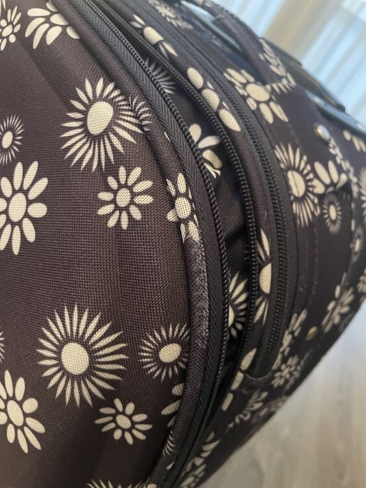 Тъмносин куфар на цветя