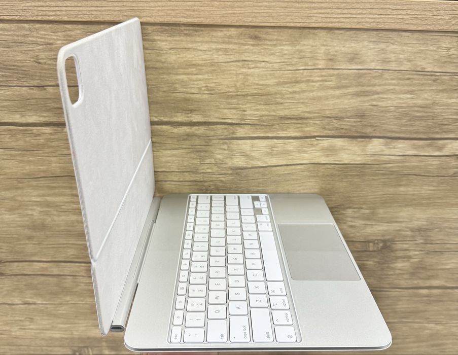 Prodam MagicKeyboard Ipad pro 13 m4