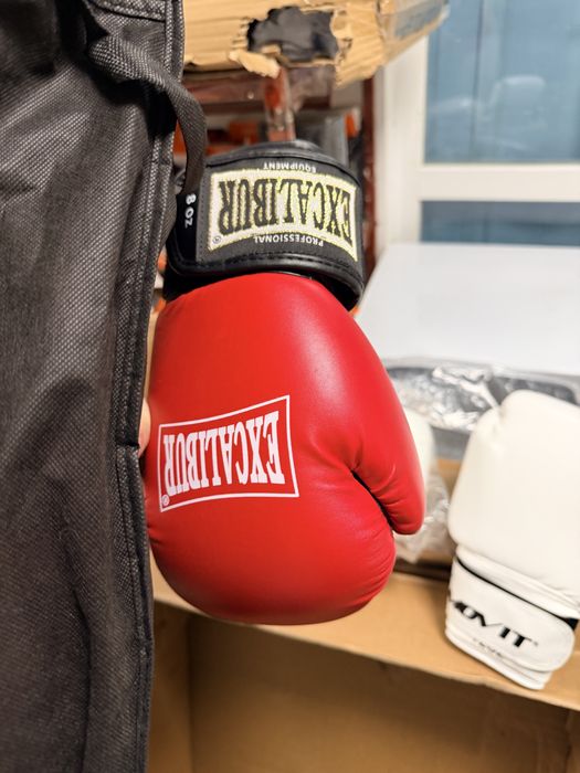 Manusi de box noi profi pret 150 lei perechea marimea 8 oz si 12 oz