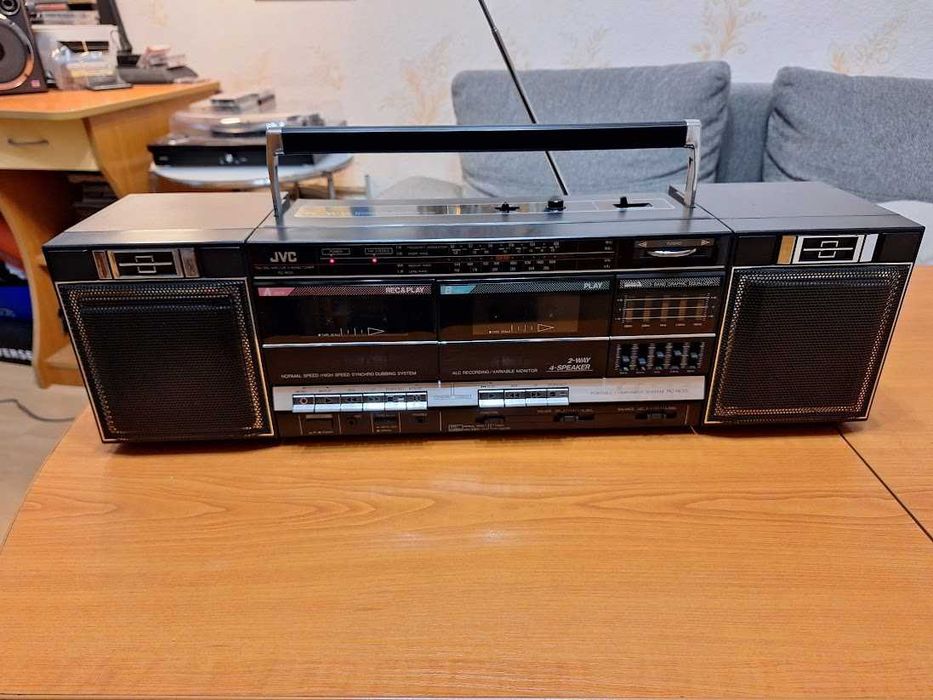 Стерео радиокасетофон JVC PC-W 35, всичко работи, външен вид като нов.