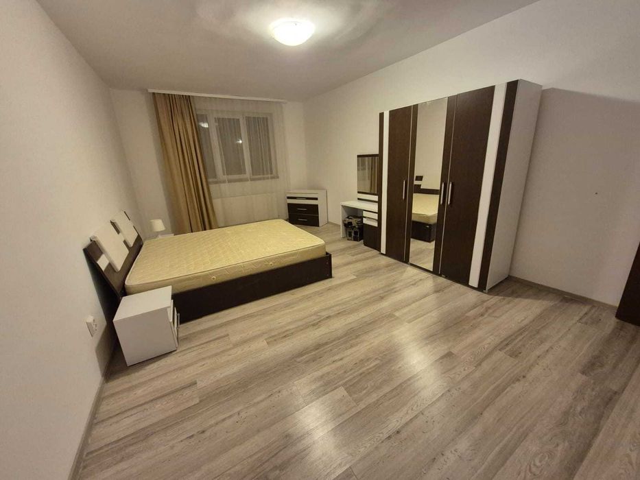 Inchiriez apartament cu 3 camere, bloc nou, zona centrala