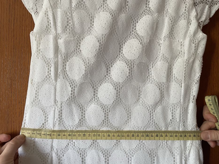 Бяла рокля от нежна памучна дантела