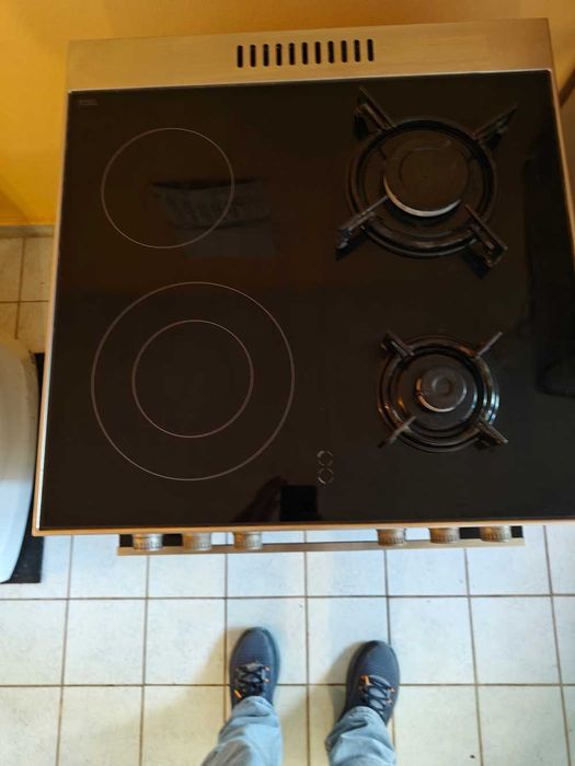 Продавам комбинирана (газ и ток) готварска печка Hansa