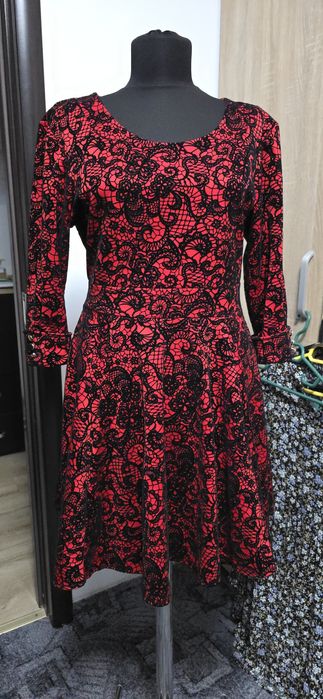 Rochie spectaculoasă roșu-negru cu model catifea – efect wow