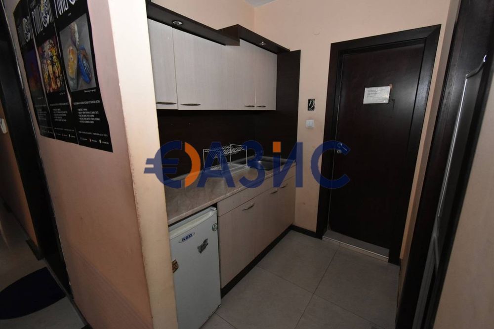 Етаж на сграда / първи над партера / в центъра на Слънчев бряг, 213 кв