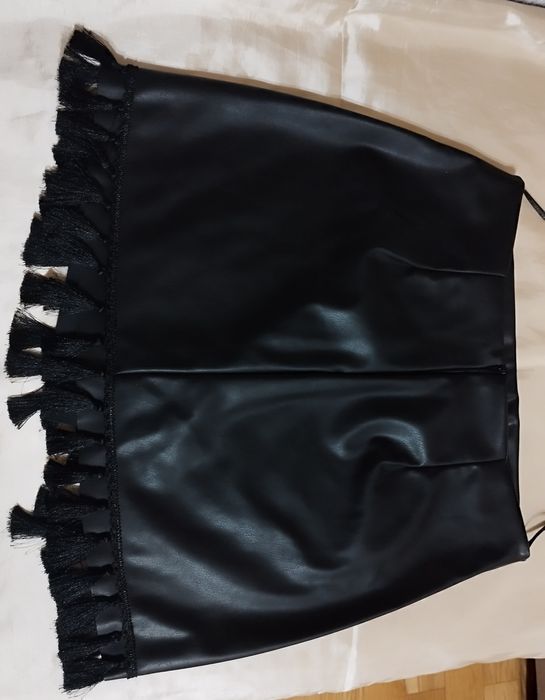 Къса черна пола от еко кожа
