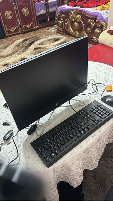 Sistem PC All in One HP 27-cb0008nq, AMD Ryzen 7 5700U pana la 4.3GHz, 27" Full HD, 8GB, 256 g, SSD 512GB, AMD Radeon Graphics, Windows 11 Home, Negru