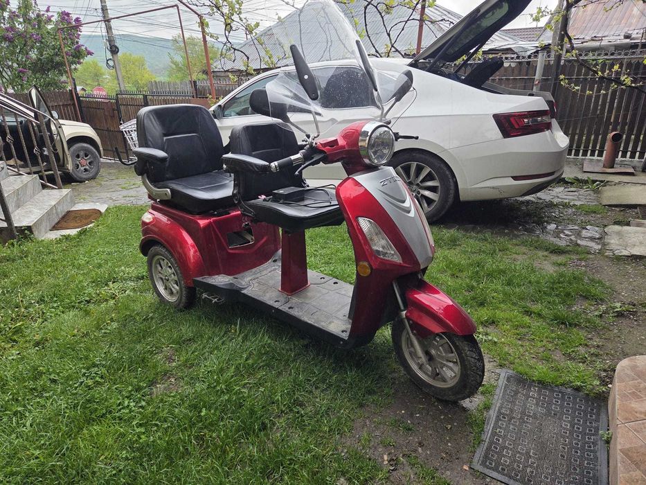 Vand triciclu electric pentru 2 persoae, folosit