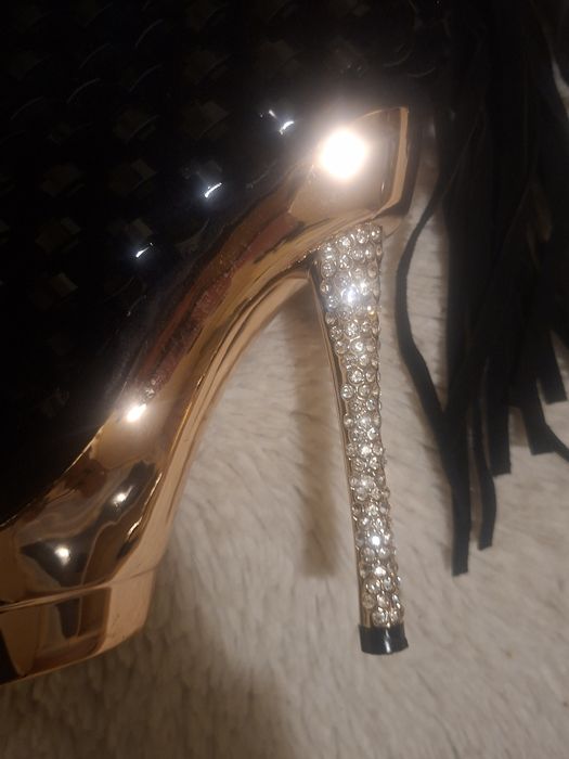 Чанта - токче, черна, с ресни. За повод.