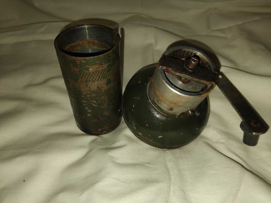 Продавам антична мелачка за кафе и подправки.